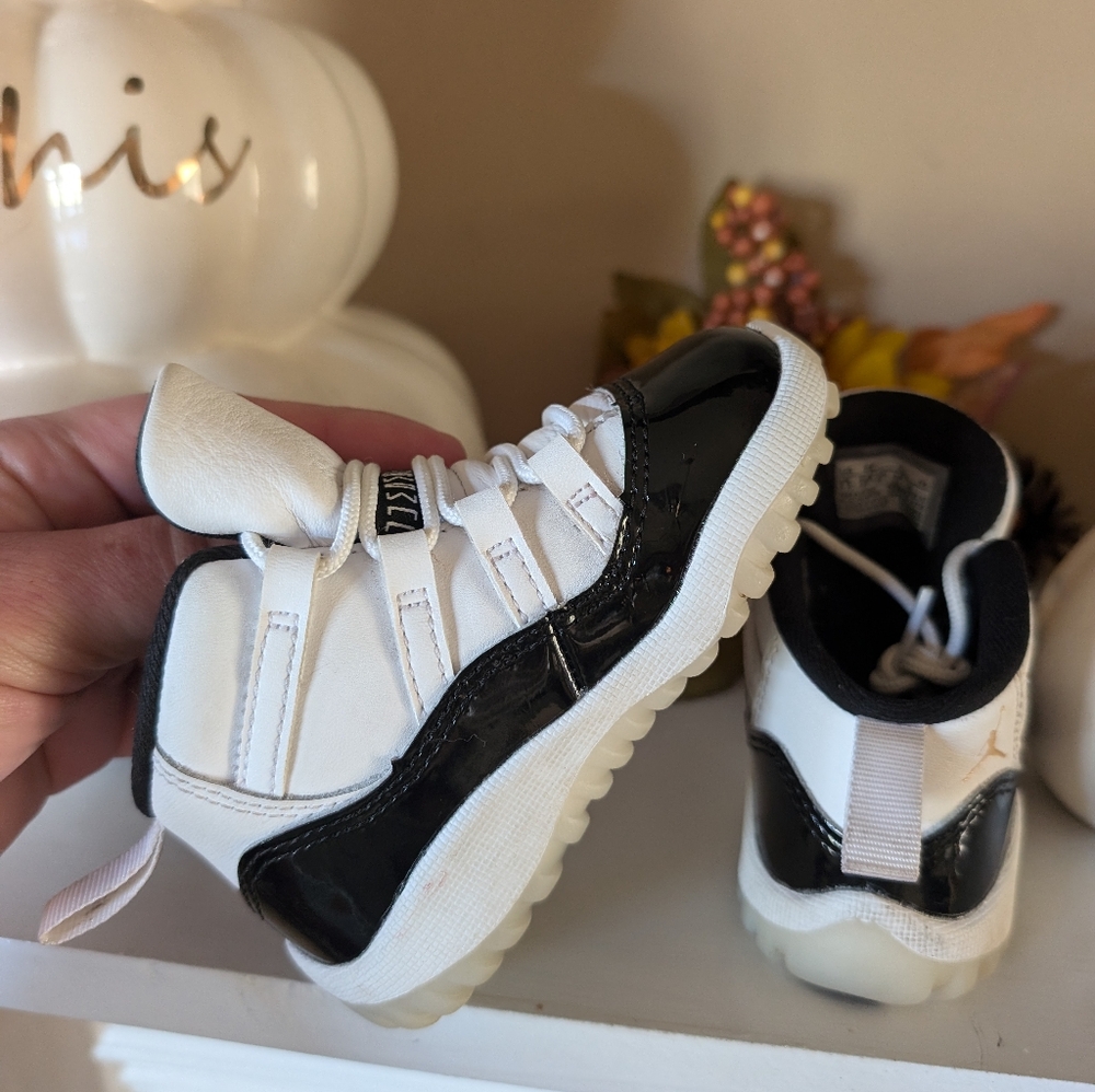 Nike Air Jordan 11 Retro Toddler Shoes - Picture 4 of 8